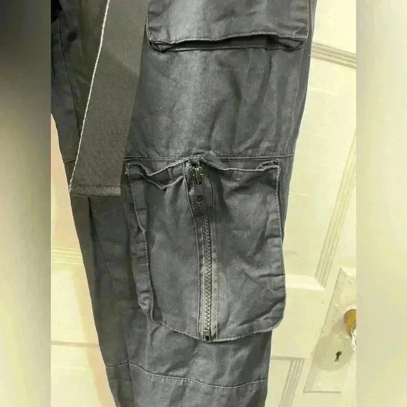 Cargo‎ style pants with pockets and buckle belt size small in black - Picture 6 of 8